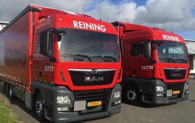 MAN TGX 24.420 LL-U nummer 28 en 29 uit een serie van 30